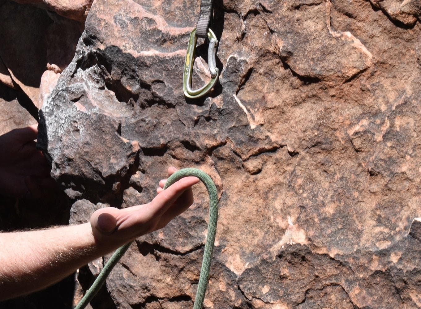 <span>1.</span> Hold the rope on top of your index finger.