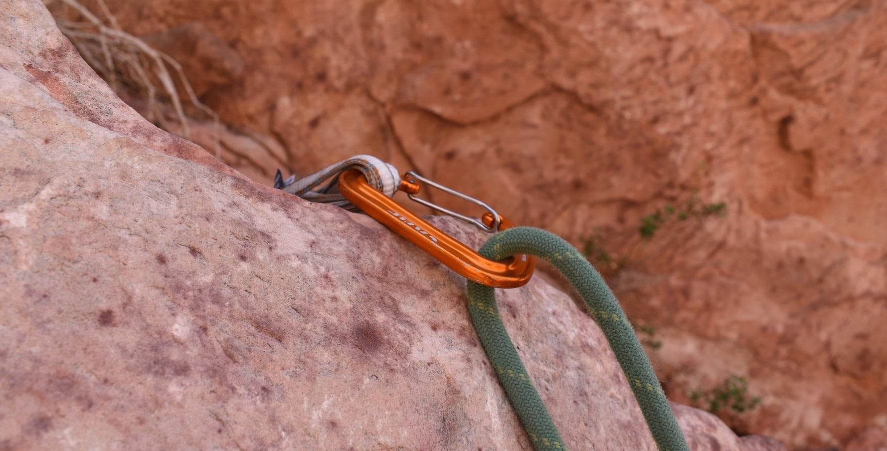 Bad - Cross loaded carabiner